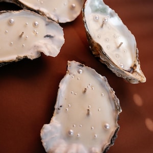 Sojawaskaars in de vorm van een oesterschelp met parel: kustdecoratie, zomerse strandkaars als bedankje, bedankje voor een sweet sixteen-feest. afbeelding 14
