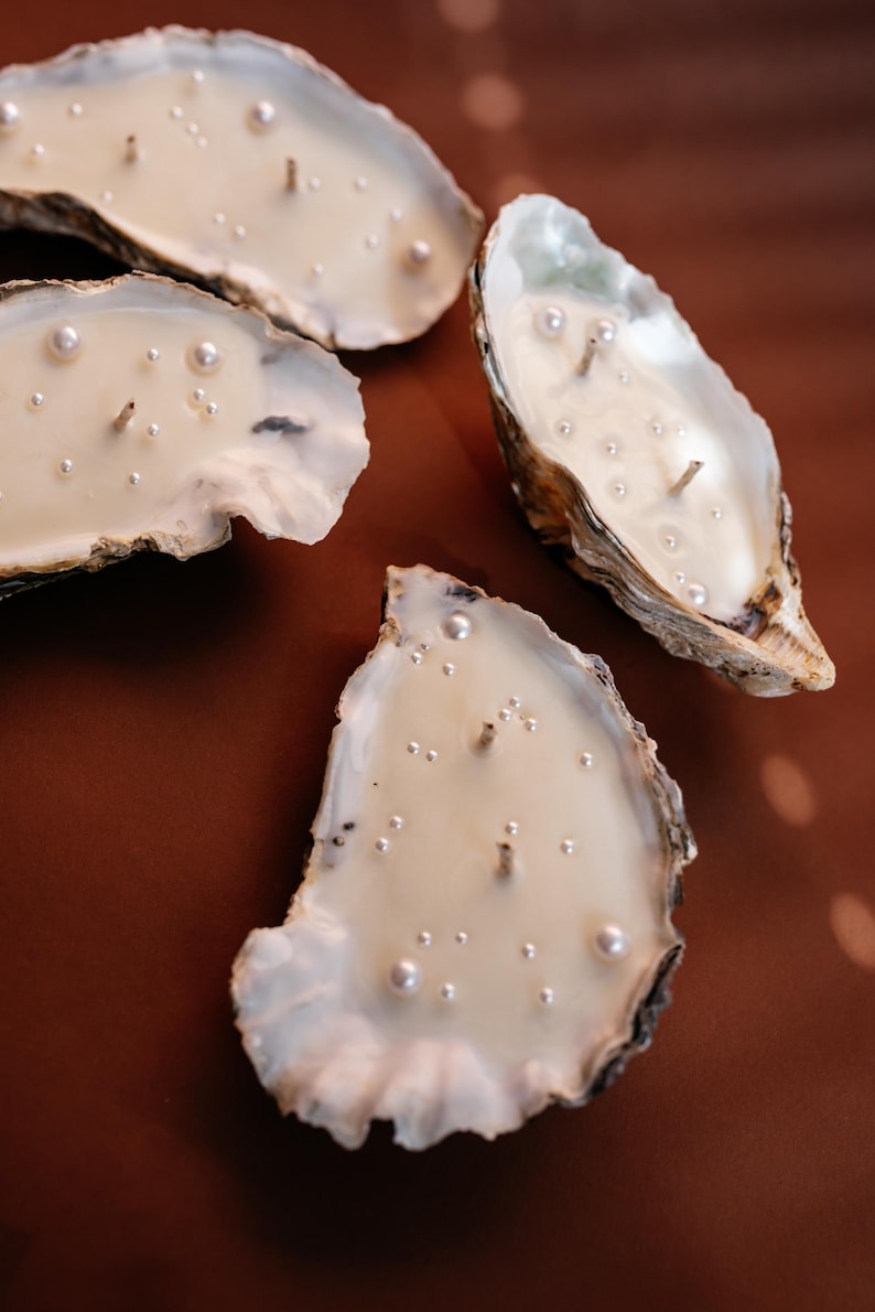 Sojawaskaars in de vorm van een oesterschelp met parel: kustdecoratie, zomerse strandkaars als bedankje, bedankje voor een sweet sixteen-feest. afbeelding 14