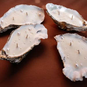 Sojawaskaars in de vorm van een oesterschelp met parel: kustdecoratie, zomerse strandkaars als bedankje, bedankje voor een sweet sixteen-feest. afbeelding 9
