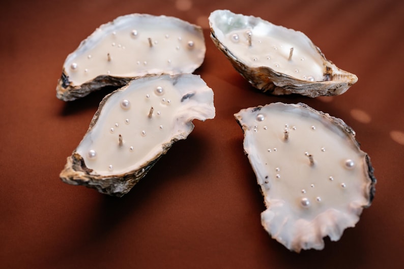 Sojawaskaars in de vorm van een oesterschelp met parel: kustdecoratie, zomerse strandkaars als bedankje, bedankje voor een sweet sixteen-feest. afbeelding 9