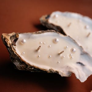 Sojawaskaars in de vorm van een oesterschelp met parel: kustdecoratie, zomerse strandkaars als bedankje, bedankje voor een sweet sixteen-feest. afbeelding 2