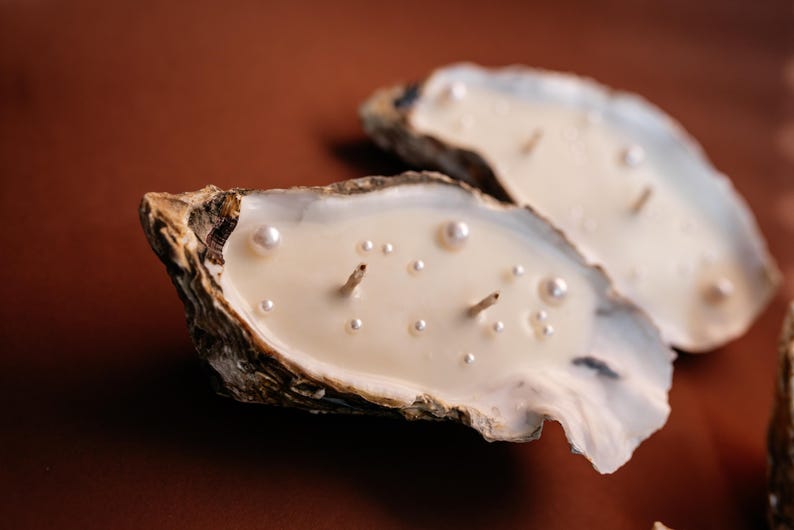 Sojawaskaars in de vorm van een oesterschelp met parel: kustdecoratie, zomerse strandkaars als bedankje, bedankje voor een sweet sixteen-feest. afbeelding 2