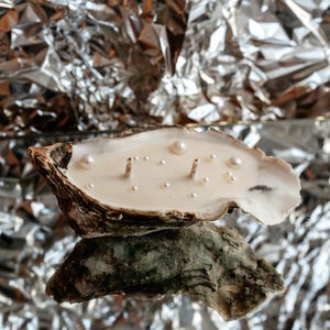 Sojawaskaars in de vorm van een oesterschelp met parel: kustdecoratie, zomerse strandkaars als bedankje, bedankje voor een sweet sixteen-feest. afbeelding 15