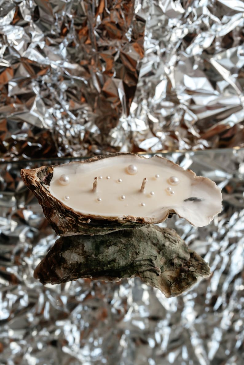 Sojawaskaars in de vorm van een oesterschelp met parel: kustdecoratie, zomerse strandkaars als bedankje, bedankje voor een sweet sixteen-feest. afbeelding 15