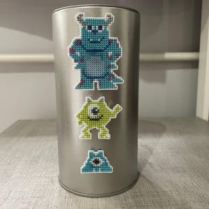 Juego de llaveros e imanes de Mike y Sullivan, Monster University, Monster Inc.