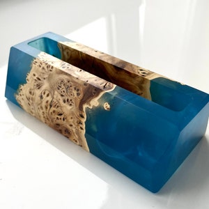 PORTA BIGLIETTI DA VISITA in resina blu e legno. Accessori da scrivania per ufficio per donne.