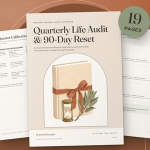 Può includere: Un quaderno di esercizi per la crescita personale intitolato Quarterly Life Audit & 90-Day Reset. La copertina mostra un libro beige con un nastro color ruggine, una clessidra dorata e un rametto verde. Include 19 pagine in formato A4 e US Letter.