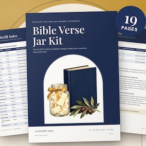 Può includere: Un kit stampabile di 19 pagine per barattolo di versetti biblici con copertina blu scuro, testo bianco, un barattolo di vetro pieno di strisce di carta, un libro blu e un ramo d'ulivo. Include un indice dei versetti e istruzioni.