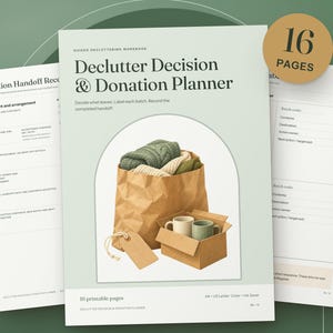 Puede incluir: Un cuaderno de trabajo de 16 páginas Declutter Decision & Donation Planner con portada verde claro, una bolsa de papel marrón con textiles, una caja de cartón pequeña con dos tazas y una etiqueta vacía. Incluye páginas de registro de donaciones.