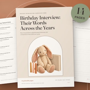 Op de afbeelding: Een set van 14 printbare verjaardagsinterview- en vergelijkingsformulieren met een beige omslag met de tekst Birthday Interview: Their Words Across the Years, een beige pluche konijn, drie kaarsen en een boek in een boogvormig kader.