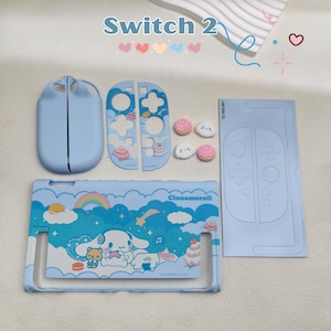 Könnte beinhalten: Ein hellblaues Nintendo Switch 2 Zubehörset. Das Set enthält eine Schutzhülle, Controller-Abdeckungen und Daumengriffe. Die Hülle zeigt ein Cartoon-Charakter-Design mit dem Text "Cinnamoroll". Das Set dient zum Schutz und zur Personalisierung der Spielkonsole.