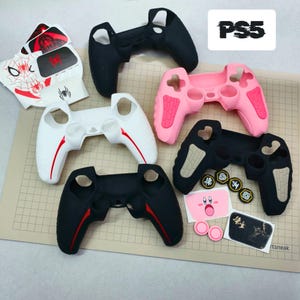 Peut inclure: Une tasse en céramique blanche avec une anse noire et l'inscription "But First, Coffee" en noir, dans une police manuscrite. La tasse est posée sur une surface blanche.