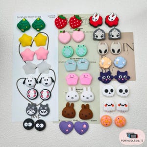 Può includere: Una collezione di accessori decorativi colorati, tra cui forme di stelle, fragole e teschi. Gli accessori sono in vari colori, come verde, rosa e bianco. Il testo di sfondo recita "Do What's Worth Doing" e "WORTH IT OR NOT".