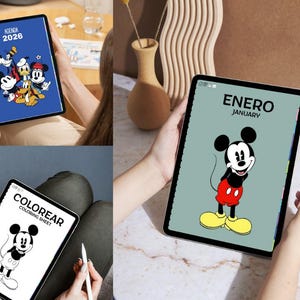 Puede incluir: Tabletas con diseños de Disney. Una muestra a Mickey Mouse, otra presenta a Mickey, Donald, Goofy y Pluto. La tercera tableta muestra una hoja para colorear de Mickey Mouse. Los textos "AGENDA 2026" y "ENERO JANUARY" son visibles.