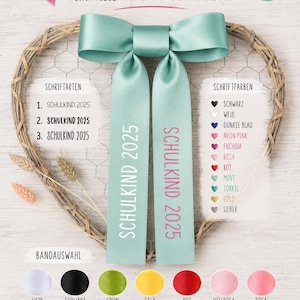 May include: A mint green satin ribbon bow with two long tails featuring the text SCHULKIND 2025. The image displays a customization guide with font options, text color choices, and a variety of ribbon color circles for selection.