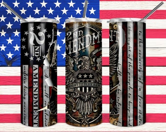 Puede incluir: Tres vasos de acero inoxidable con temática patriótica. Los vasos presentan un diseño de bandera estadounidense con el texto "2nd Amendment" y "Right to Bear Arms".
