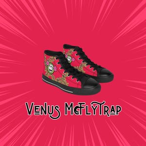 Peut inclure: Une paire de chaussures en toile montantes noires avec un imprimé floral rouge et un motif de crâne vert. Les chaussures ont des semelles blanches et des lacets noirs. Le texte "Venus McFlyTrap" est imprimé en blanc sur fond noir sous les chaussures.