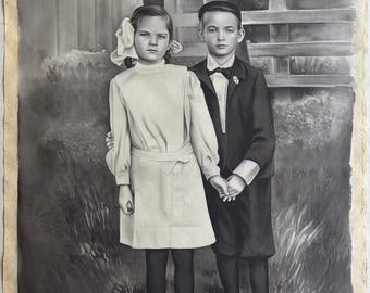 Retrato antiguo ampliado a lápiz — Dos niños, Europa del Este, ca. 1900–1920 / Lienzo fotopintado / Arte popular de la época eduardiana