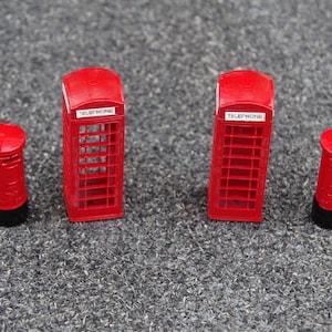 Può includere: Quattro cabine telefoniche e cassette postali rosse in miniatura. Le cabine telefoniche hanno la scritta "TELEPHONE" stampata su di esse. Le cassette postali hanno una base nera.