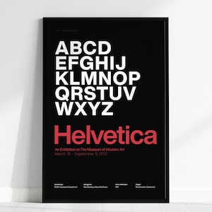 Può includere: Un poster in bianco e nero con le lettere dell'alfabeto in font Helvetica. Il titolo del poster è "Helvetica" in rosso. Il poster pubblicizza una mostra al Museum of Modern Art dal 15 marzo al 9 settembre 2012.