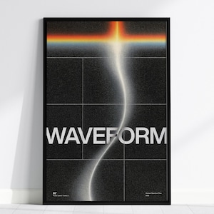 Könnte beinhalten: Schwarz gerahmtes Poster mit dem Wort "WAVEFORM" in Weiß. Das Kunstwerk zeigt einen Farbverlauf am oberen Rand, der in eine weiße, wellenförmige Linie auf einem schwarzen, gitterartigen Hintergrund übergeht. Das Poster ist 61 cm groß.