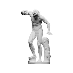 Puede incluir: Una escultura de mármol blanco de un hombre lanzando un disco. La escultura está de pie sobre una base con un tronco de árbol detrás de él.