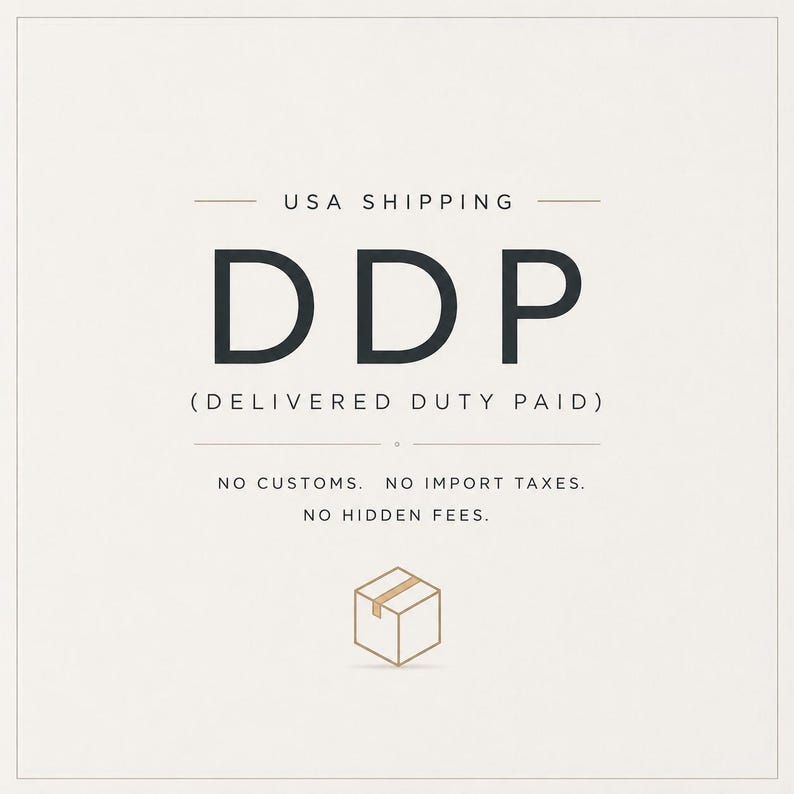 K&ouml;nnte beinhalten: Eine quadratische Grafik mit hellbeigem Hintergrund, die den Text USA SHIPPING, DDP (DELIVERED DUTY PAID), NO CUSTOMS. NO IMPORT TAXES. NO HIDDEN FEES enth&auml;lt. Unter dem Text befindet sich ein einfaches Liniensymbol eines Versandkartons.
