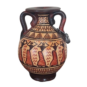 Puede incluir: Ánfora de cerámica pintada a mano con dos asas. El jarrón presenta un fondo beige con diseños geométricos y figurativos negros y rojos. Las figuras parecen estar bailando. El borde y las asas son de color marrón oscuro.