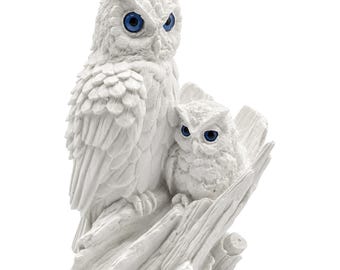 Albasten standbeeld met twee uilen: sculptuur uit de oude Griekse mythologie, beeldje wijsheid van Athena Minerva
