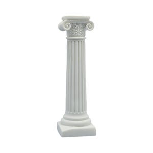 Op de afbeelding: Een kleine, witte kolom in klassieke stijl met ingewikkelde details. De kolom heeft een gegroefde schacht, een decoratief kapiteel met rolvormige voluten en een vierkante basis. Ideaal voor woondecoratie of knutselprojecten.