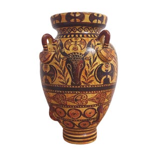 Puede incluir: Jarrón de cerámica pintado a mano de estilo antiguo, con cabeza de toro y diseños florales. El jarrón presenta un fondo beige con detalles marrones y rojos. Tiene dos asas y mide aproximadamente 30 cm de alto.