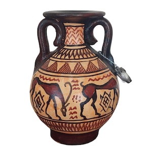 Può includere: Un vaso in ceramica marrone e beige con due manici. Il vaso presenta un disegno dipinto di due animali e motivi geometrici marroni e neri. Un pezzo di metallo color argento è attaccato al vaso.