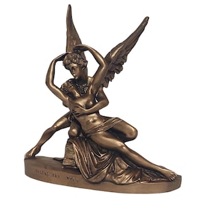 Può includere: Scultura color bronzo raffigurante due figure abbracciate, una alata. La scultura presenta dettagli intricati, tra cui i volti, gli abiti e le ali. La base della scultura presenta un testo in lingua straniera.