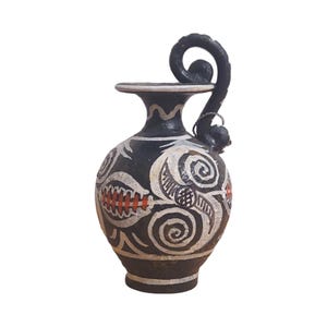 Puede incluir: Un jarrón de cerámica negro y blanco con un diseño de espiral. El jarrón tiene un asa que se curva alrededor de la parte superior. El jarrón está decorado con acentos rojos y blancos.