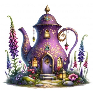 Pode incluir: Um bule roxo com detalhes dourados e desenhos intrincados é transformado em uma casa de fadas caprichosa. O bule tem janelas, uma porta e um caminho que leva à porta da frente. O bule é cercado por flores e vegetação.