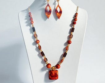Conjunto de joyas de arcilla polimérica hechas a mano • Colgante y pendientes con espiral rojo y naranja