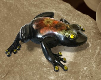 Decoración de jardín con rana de resina / Rana negra con flores hecha a mano