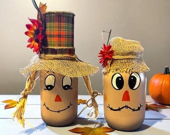Pareja de espantapájaros pintada a mano en tarro de cristal / Decoración de otoño