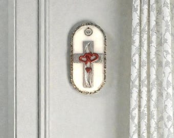 Decoración de pared con cruz blanca y plateada / Arte espiritual ovalado de resina epoxi / Decoración para el hogar inspirada en la fe / Regalo religioso hecho a mano