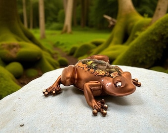 Figura de rana de resina de mica de cobre con ojos de piedras preciosas y conchas de abulón