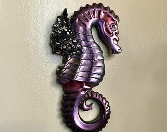 Caballito de mar de resina de color morado/verde / Pequeña decoración de pared con temática oceánica / Regalo para un amante de los peces / Ideas de regalo únicas y asequibles / Amante de los animales
