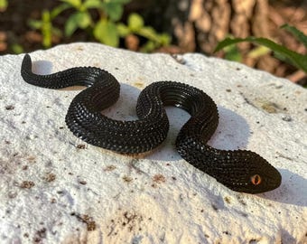 Figura de serpiente de resina negra con textura en forma de S, 18 cm, ideal como regalo para amantes de los reptiles.