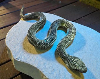 Figura de serpiente de resina verde – Serpiente texturizada en forma de S – Decoración de serpiente de 18 cm – Regalo para amantes de los reptiles