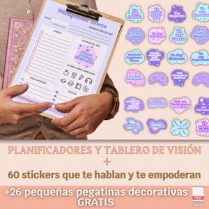 Puede incluir: Un planificador rosa y morado con una cita motivacional, "El dinero fluye fácilmente." El planificador tiene una sección para afirmaciones diarias, tareas y notas. La imagen también muestra 60 pegatinas con afirmaciones positivas y 26 pegatinas decorativas. El texto "Planificadores y Tablero de Visión" está en la parte inferior de la imagen.