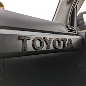 Adorno decorativo de 1.5" o 2" para tablero de pasajeros de TOYOTA 4Runner, Tundra, Tacoma y FJ Cruiser con letras Heritage en relieve de dos tonos