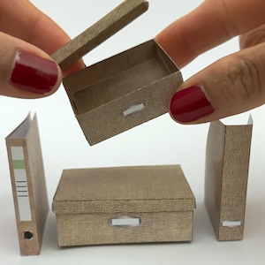 Cajas de almacenamiento beige pequeñas con tapa y plantilla para archivadores, para casa de muñecas, para imprimir en miniatura a escala 1:6 (descarga digital)