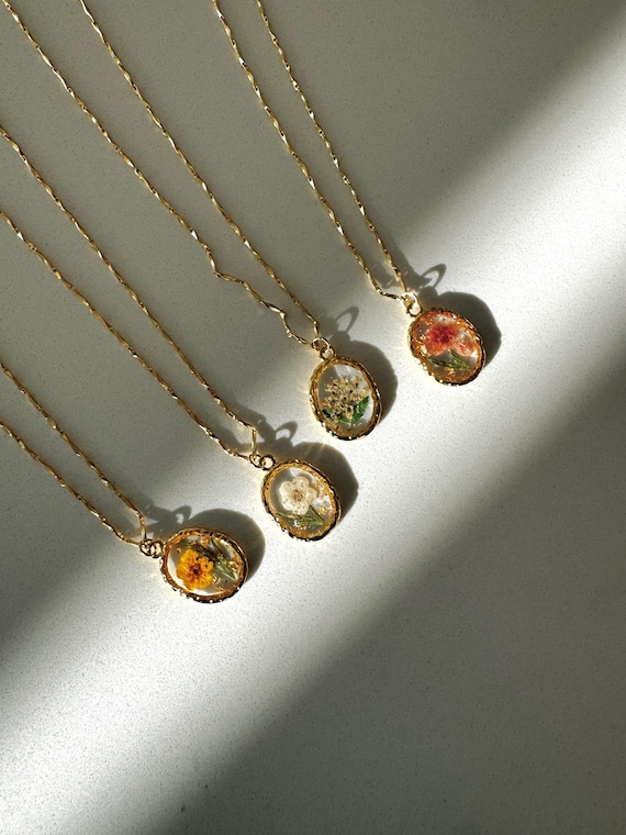 Birth Month Flower Necklace | Pressed Floral Pendant, Gold Stainless Steel Chain | Wedding Jewelry | Gift for her