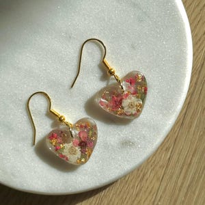 oorbellen met bloemenharten | 18k verguld | Oorbellen met geperste bloemen | harsoorbellen | bloemensieraden | Hypoallergeen | Gedroogde bloem