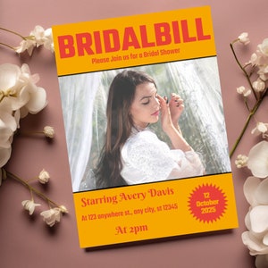 Könnte beinhalten: Eine gelbe und rote Einladung zu einer Brautparty mit einem Foto einer Frau in einem weißen Kleid. Die Einladung lautet "Bridalbill" und "Starring Avery Davis" mit dem Datum "12. Oktober 2025" und der Uhrzeit "At 2pm".