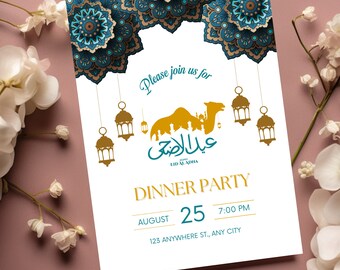 Puede incluir: Una tarjeta de invitación blanca con un diseño azul y dorado. La tarjeta presenta una silueta de camello, linternas y texto árabe que dice "Eid Al Adha". El texto "Por favor, únase a nosotros para la cena" está escrito en letras doradas. La fecha y la hora del evento se enumeran como "25 de agosto, 7:00 PM". La dirección es "123 Anywhere St., Any City".